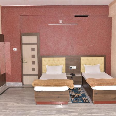 Hotel Royal Surya Gaya Esterno foto
