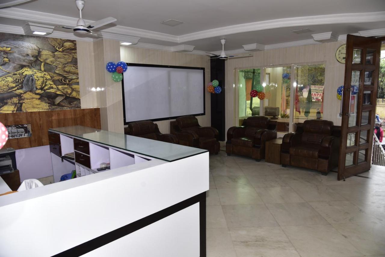 Hotel Royal Surya Gaya Esterno foto